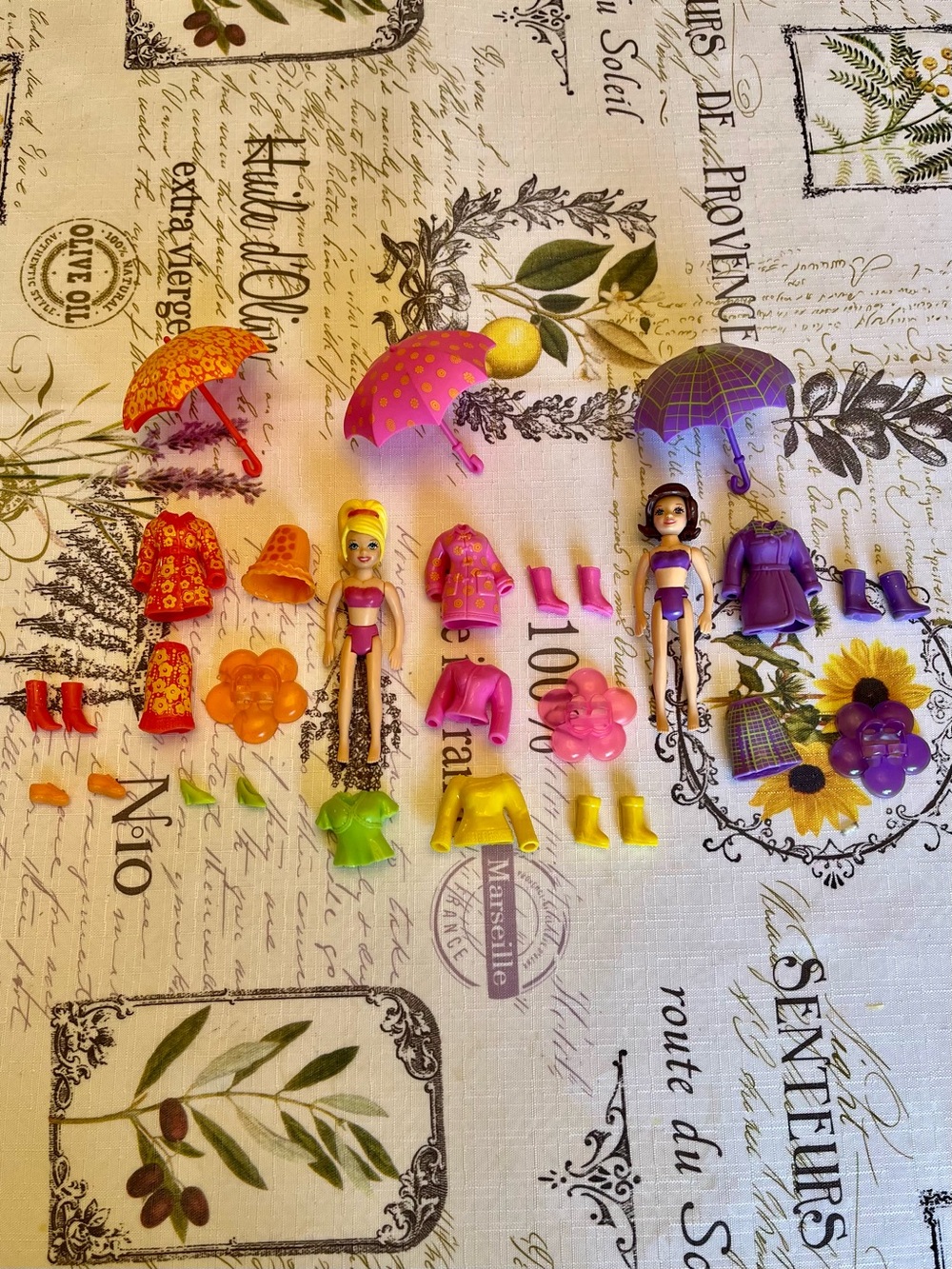 Vintage 2006 Polly Pocket Rainy Day (Version 3) With Polly, Lila & (Missing Lea)